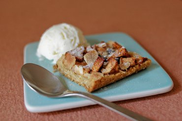 Carrés aux pommes, glace au yaourt de brebis