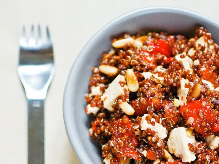 Salade de quinoa rouge, poivrons et pignons Recette