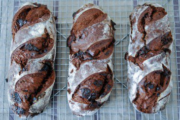 Un pain au levain au chocolat merveilleusement gourmand ! Fait avec du levain naturel. Une recette précise qui convient aux débutants.