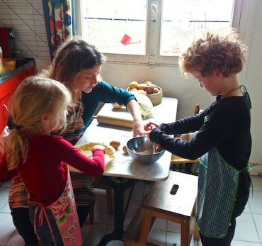 Les Enfants Regardent Le Frigo Dans La Cuisine