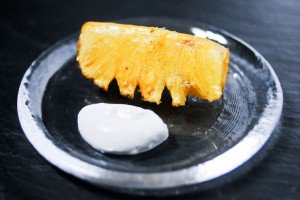 Ananas rôti à la vanille et crème fouettée coco