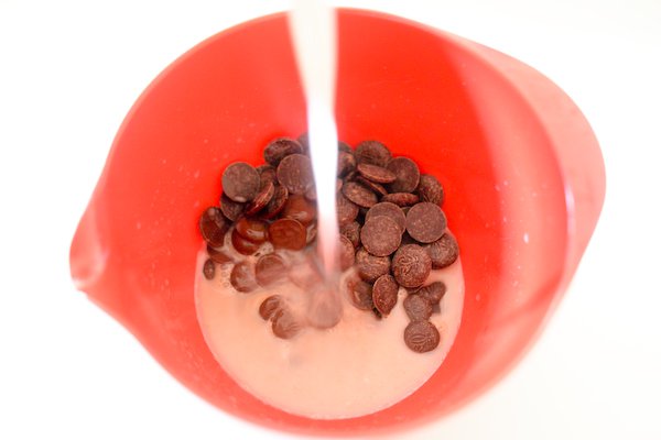 Chocolat chaud vegan : Verser le lait