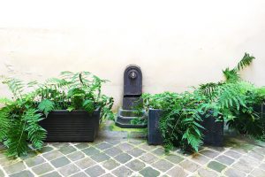 Fontaine dans une cour parisienne