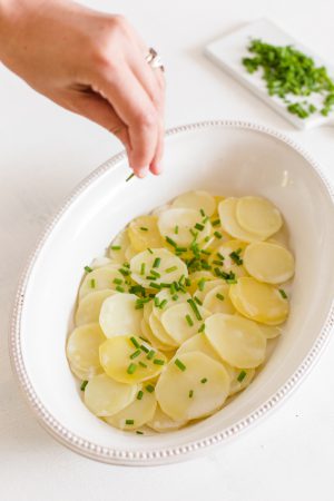 French Scalloped Potatoes (Gratin Dauphinois))