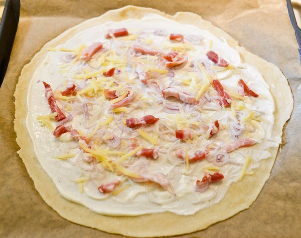 Flammekueche: Dough with toppings